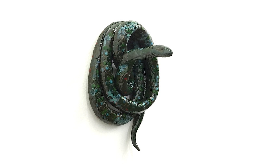 Rosi Steinbach: Schlange I, grün/blau, 2015, Keramik, glasiert, bemalt, 49 x 28 x 30 cm

